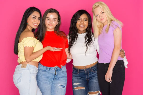 Skupina Čtyř Mladistvých Dívek Baví Spolu Růžovém Pozadí — Stock fotografie