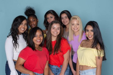 Bir grup farklı mutlu teen arkadaşıyla birlikte takılmak