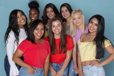 Bir grup farklı mutlu teen arkadaşıyla birlikte takılmak