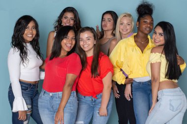 Bir grup farklı mutlu teen arkadaşıyla birlikte takılmak