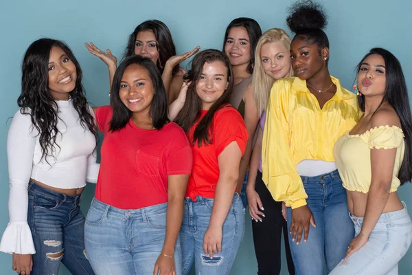 Een Groep Van Uiteenlopende Happy Tiener Vrienden Samen Opknoping — Stockfoto