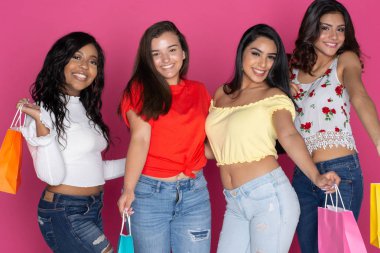 Dört farklı arkadaşlar eğlenmeye bir grup