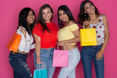 Dört farklı arkadaşlar eğlenmeye bir grup