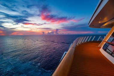 Cruise gemi güzel günbatımı tatil sırasında