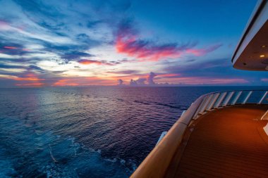 Cruise gemi güzel günbatımı tatil sırasında