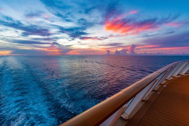 Cruise gemi güzel günbatımı tatil sırasında