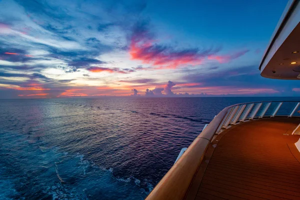 Schöner Sonnenuntergang Vom Kreuzfahrtschiff Urlaub — Stockfoto
