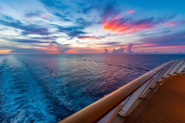 Piękny Zachód Słońca Statek Wycieczkowy Podczas Wakacji — Zdjęcie stockowe