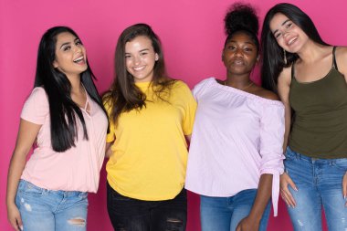 Grup çeşitli Teen pembe bir arka plan üzerinde birlikte