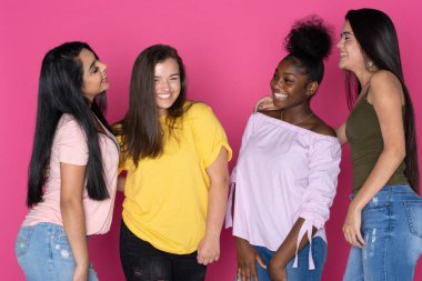 Grup çeşitli Teen pembe bir arka plan üzerinde birlikte