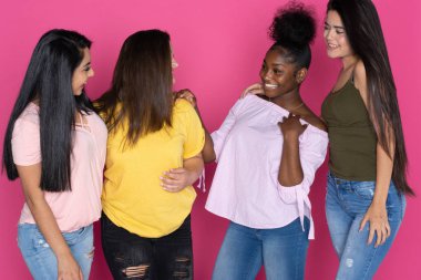 Grup çeşitli Teen pembe bir arka plan üzerinde birlikte