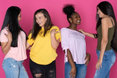 Grup çeşitli Teen pembe bir arka plan üzerinde birlikte