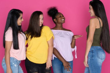 Grup çeşitli Teen pembe bir arka plan üzerinde birlikte