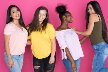Grup çeşitli Teen pembe bir arka plan üzerinde birlikte