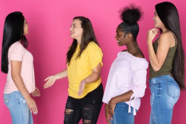 Grup çeşitli Teen pembe bir arka plan üzerinde birlikte