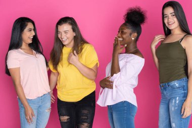 Grup çeşitli Teen pembe bir arka plan üzerinde birlikte