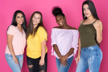Grup çeşitli Teen pembe bir arka plan üzerinde birlikte
