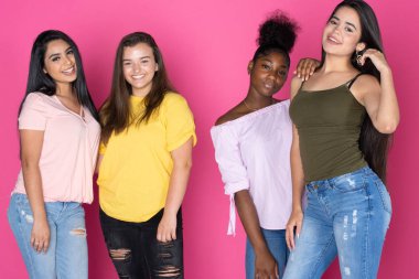 Grup çeşitli Teen pembe bir arka plan üzerinde birlikte