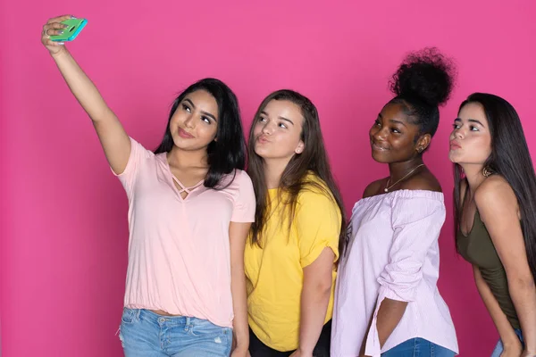 Grupo Adolescentes Diversos Juntos Fundo Rosa — Fotografia de Stock