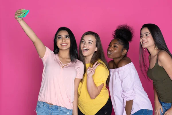 Grupo Adolescentes Diversos Juntos Fundo Rosa — Fotografia de Stock