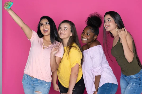 Groep Van Uiteenlopende Tiener Samen Een Roze Achtergrond — Stockfoto