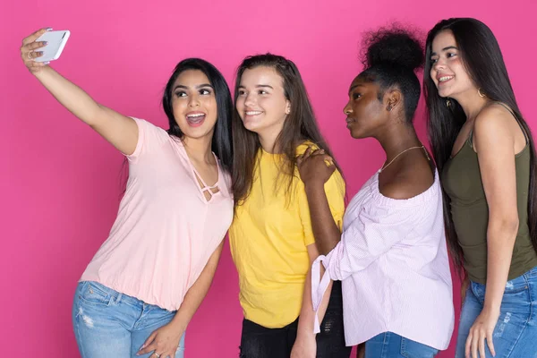 Grupo Adolescentes Diversos Juntos Fondo Rosa —  Fotos de Stock