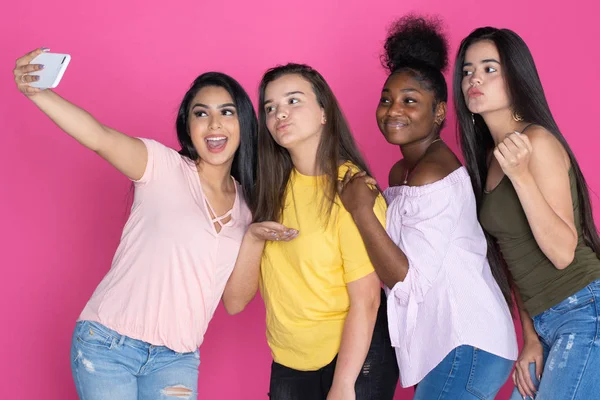 Grupo Adolescentes Diversos Juntos Fundo Rosa — Fotografia de Stock