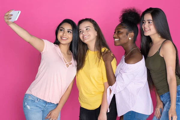 Grupo Adolescentes Diversos Juntos Fondo Rosa —  Fotos de Stock