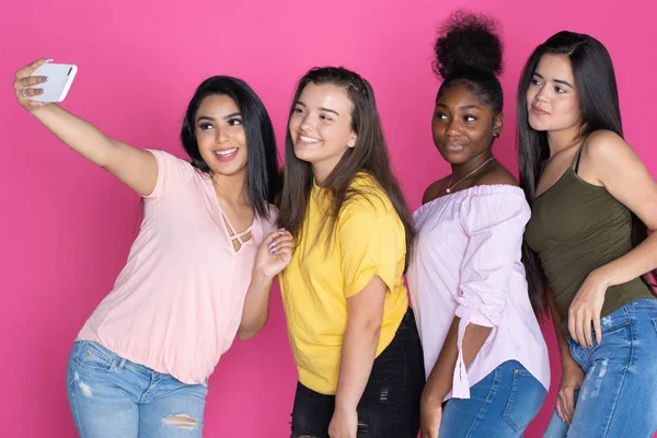 Grupo Adolescentes Diversos Juntos Fundo Rosa — Fotografia de Stock