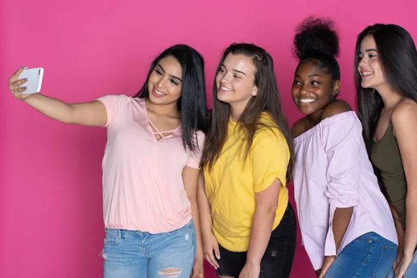 Grupo Adolescentes Diversos Juntos Fundo Rosa — Fotografia de Stock