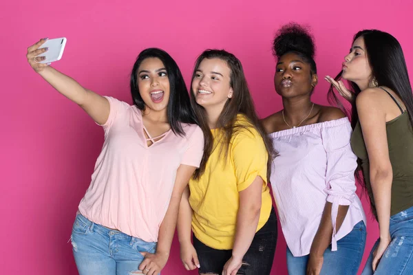 Grupo Adolescentes Diversos Juntos Fondo Rosa —  Fotos de Stock