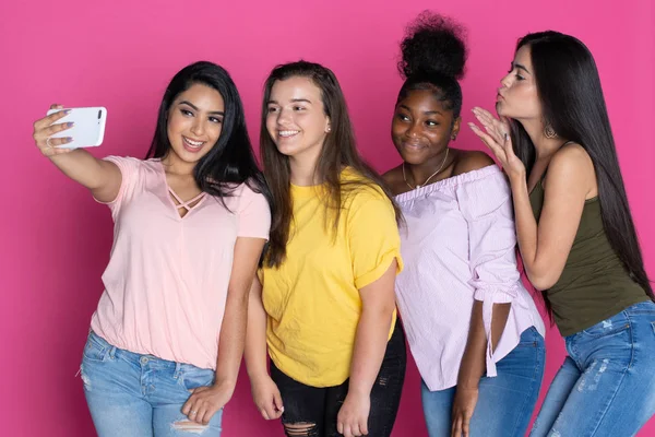 Група Різноманітних Підлітків Разом Рожевому Фоні — стокове фото
