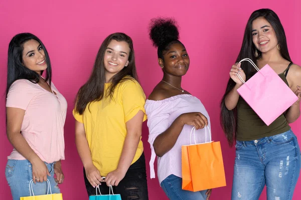 Grupa Zróżnicowana Nastolatki Razem Różowym Tle — Zdjęcie stockowe