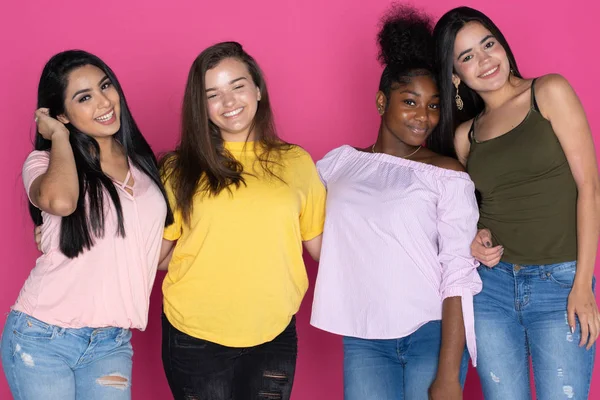 Gruppo Adolescenti Diversi Insieme Uno Sfondo Rosa — Foto Stock