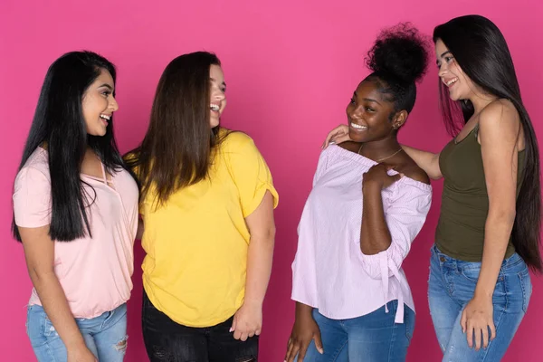 Grupo Adolescentes Diversos Juntos Fondo Rosa —  Fotos de Stock