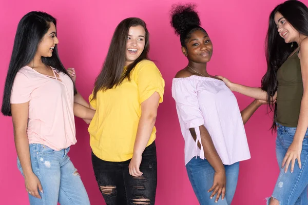 Groep Van Uiteenlopende Tiener Samen Een Roze Achtergrond — Stockfoto