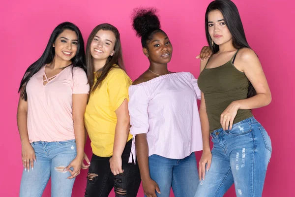 ピンクの背景の多様な十代のグループ化 — ストック写真