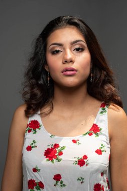 Güzel bir İspanyol ve Latin Genç kız portresi