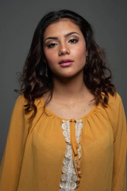 Güzel bir İspanyol ve Latin Genç kız portresi