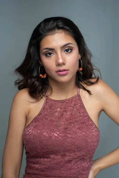 Porträtt Vacker Hispanic Tonårsflicka — Stockfoto