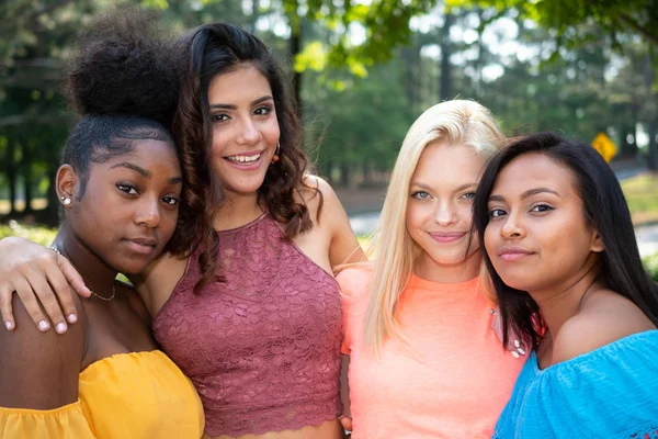 Grupo Quatro Diferentes Amigos Felizes Sexo Feminino — Fotografia de Stock