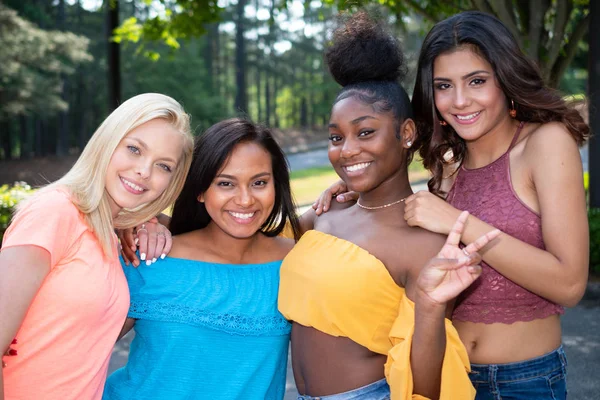 Dört Farklı Mutlu Kadın Arkadaş Grubu — Stok fotoğraf