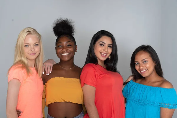 Diverse Groep Van Vier Jonge Tiener Vrouwelijke Studenten — Stockfoto