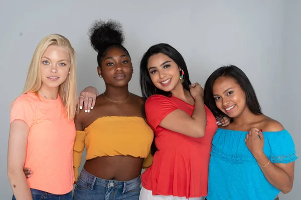 Dört Genç Teen Kız Öğrencilerin Çeşitli Grup — Stok fotoğraf