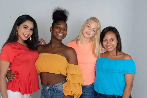 Diverse Groep Van Vier Jonge Tiener Vrouwelijke Studenten — Stockfoto