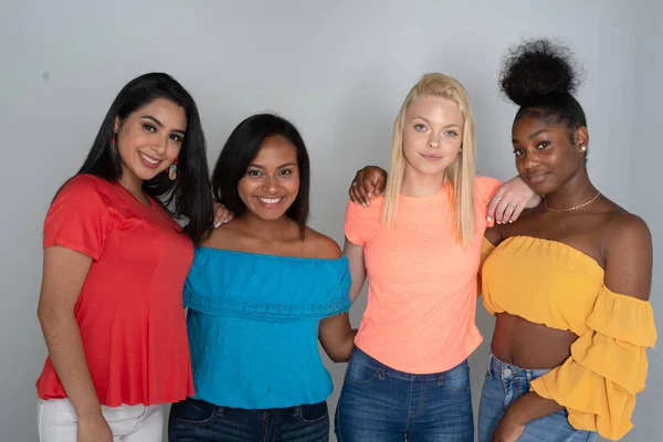 Různorodá Skupina Čtyř Mladých Teenagerů Studentek — Stock fotografie