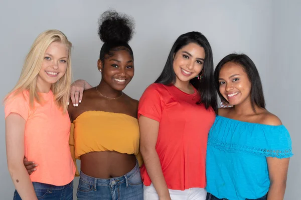 Diverse Groep Van Vier Jonge Tiener Vrouwelijke Studenten — Stockfoto