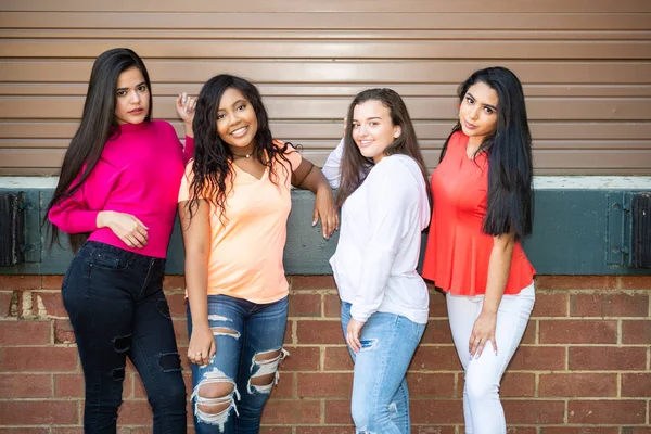 Grupo Quatro Adolescentes Amigas Diferentes Raças — Fotografia de Stock