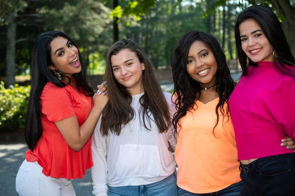 Grupa Czterech Nastoletnich Przyjaciół Kobiet Innych Ras — Zdjęcie stockowe