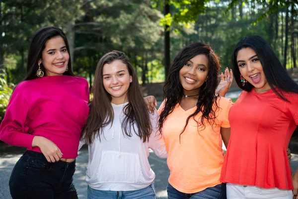 Grupa Czterech Nastoletnich Przyjaciół Kobiet Innych Ras — Zdjęcie stockowe